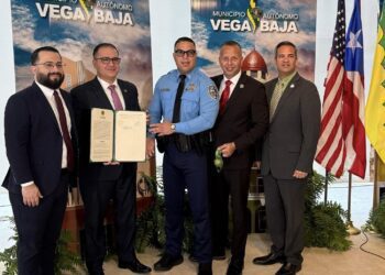 Reconocen Policía que salvó a dos mujeres