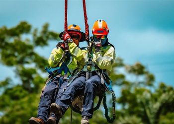 LUMA reemplaza equipos en torres de transmisión en Bayamón con más de 30 años de operación