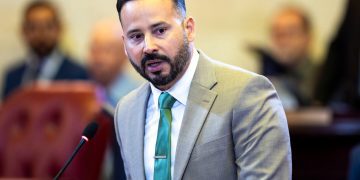 La gobernadora no debe guardar más silencio ante la crisis en la AAA, reclama Luis Javier Hernández