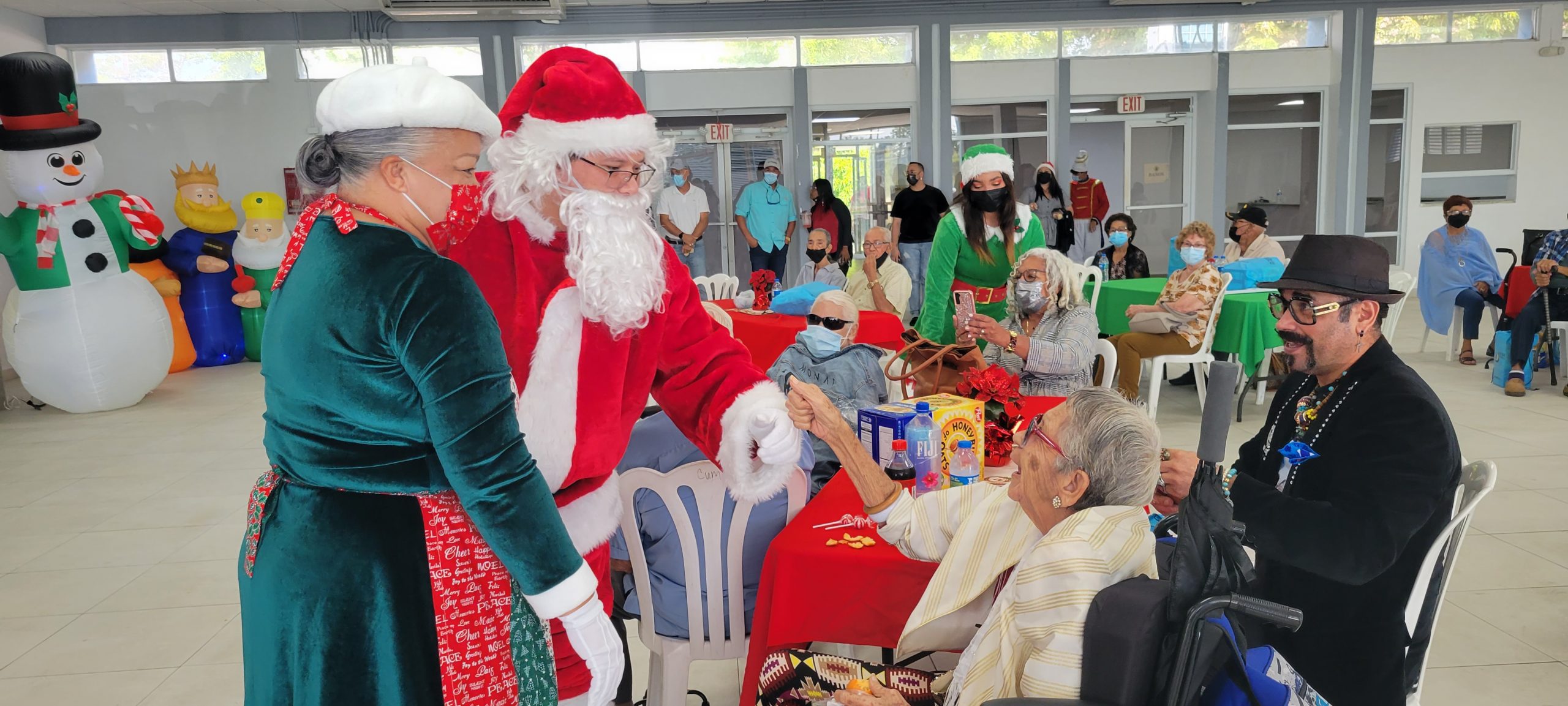 Envejecientes se reencuentran para celebrar Navidad - PUERTO RICO POSTS