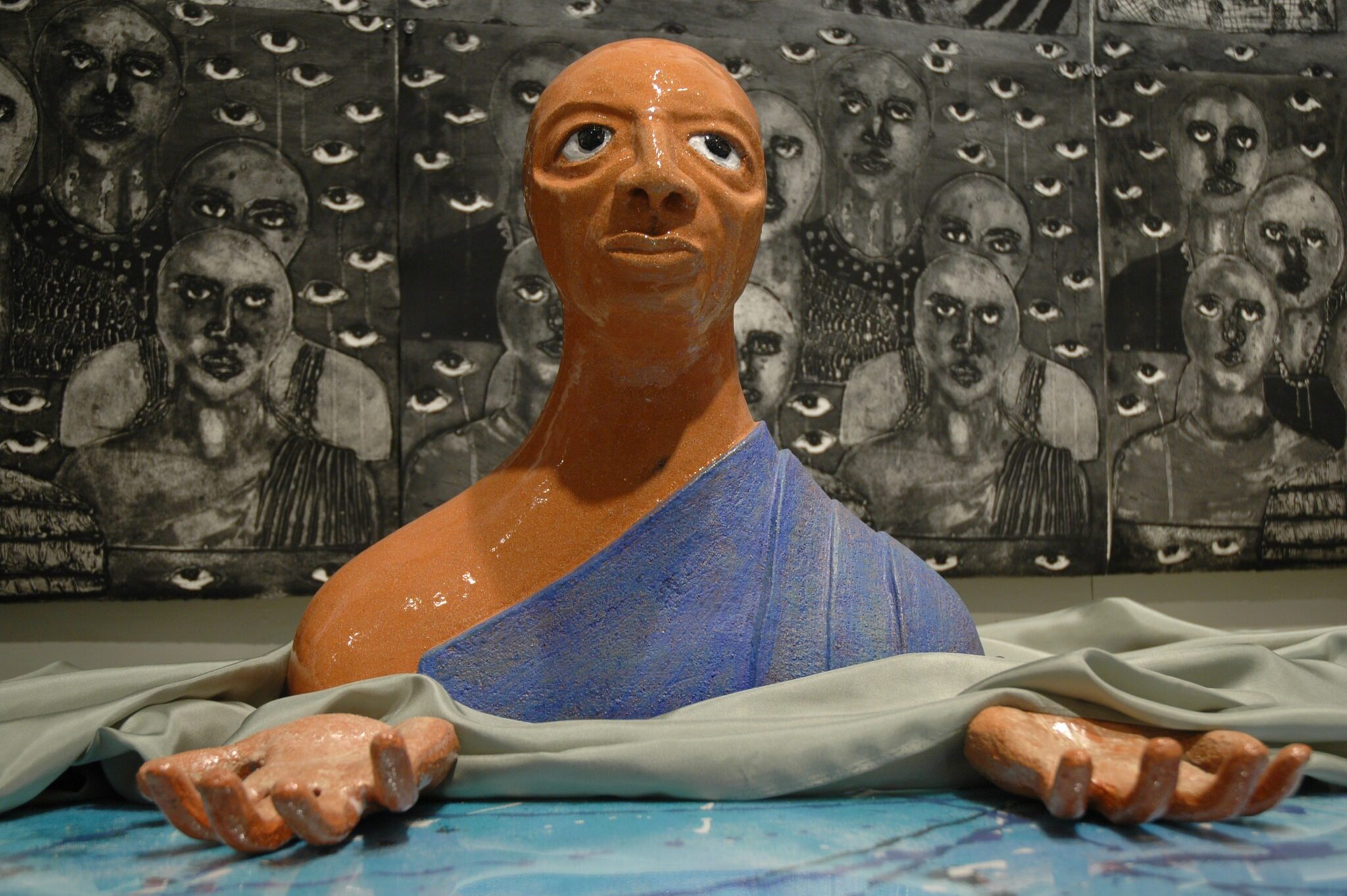 Ancestors of the passage a healing journey through the middle passage, installation, detalle de busto de cerámica
