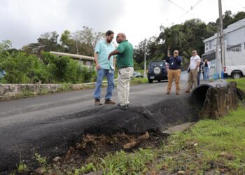 Alcalde de Río Grande y secretario del Departamento de Transportación y Obras Públicas realizan inspección ocular a carreteras estatales en estado crítico
