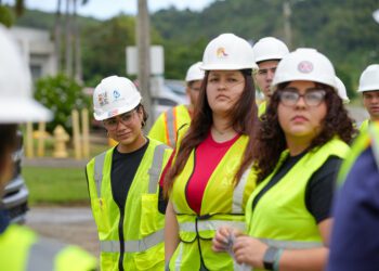 Presidenta de la AAA recibe a estudiantes de Mayagüez en el Superacueducto