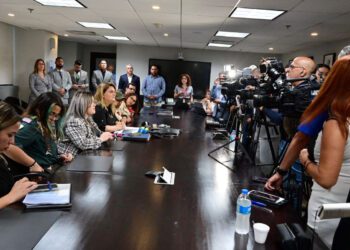 Gobernadora llega al Departamento de la Vivienda para asegurarse que se agilicen los procesos de reconstrucción y entrega de títulos de propiedad