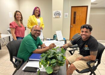 Alcalde de Río Grande impacta a 92 familias con ayudas ascendentes a sobre $87 mil en calentadores solares, cisternas y pago de utilidades