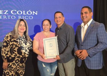 Entregan títulos de propiedad a residentes de Toa Alta   