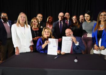 Gobernadora firma Orden Ejecutiva junto a la Asociación de Industriales