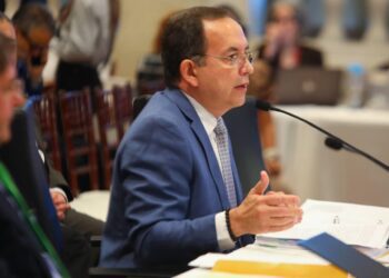    Ante Comisión Total del Senado presidente del Colegio de Médicos Cirujanos cuestiona ejecutorias pasadas del doctor Víctor Ramos