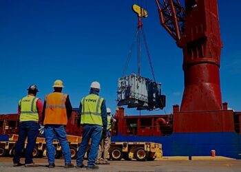 Puerto de Ponce recibe cuatro transformadores para las primeras plantas de energía limpia en el sur