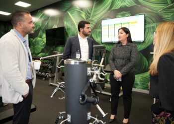 Secretario de Desarrollo Económico visita empresa aeroespaciales para fortalecer el sector en Puerto Rico