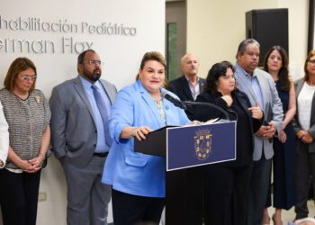 Gobernadora cumple con su compromiso al presentar proyecto de ley para beneficio de la población con diversidad funcional