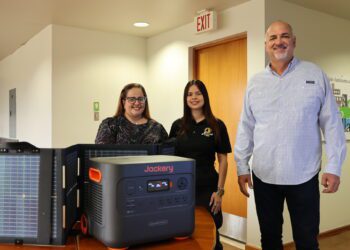 Extienden periodo para solicitar baterías solares a ciudadanos con condiciones crónicas de salud en Trujillo Alto