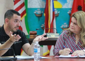 Reciben a la gobernadora en Aguada, alcalde Christian Cortés expone oportunidades de trabajo conjunto.