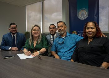 Departamento de la Vivienda formaliza la titularidad de hogares para dos familias en Juana Díaz