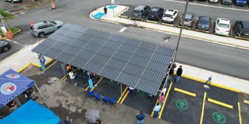 UPR Bayamón inaugura estación de carga solar creada por estudiantes