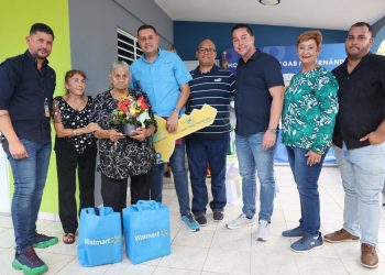 Alcalde de Camuy entrega residencia remodelada al residente del Barrio Ciénegas