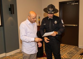 Alcalde de Manatí reconoce labor de la Policía Municipal y firma nuevo Código de Orden Público