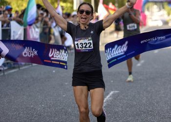 Cientos de participantes cruzan la meta del All-Out 5K de True Self Foundation   