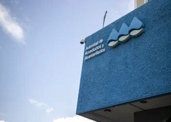 AAA trabaja en reparación de una tubería potable averiada en Naguabo