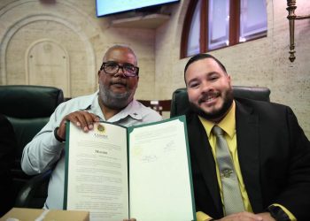 Representante participa en Sesión Especial en honor a los padres y reconoce a líder del pueblo de Patillas
