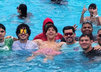 Alcalde de Ceiba se va de rumba con estudiantes graduandos del pueblo