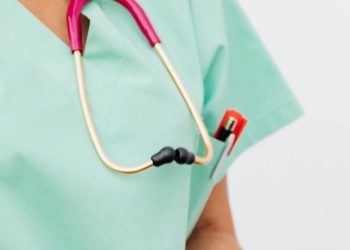 Protestan los enfermeros y exigen mejores condiciones laborales frente al Capitolio