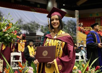 UPR en Humacao gradúa su primera clase del Bachillerato en Comercio Internacional completamente en línea