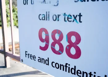 Trump elimina financiamiento a línea de prevención del suicidio para jóvenes LGBT