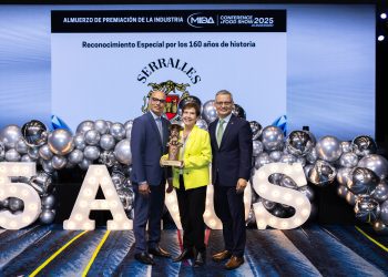 Destilería Serrallés recibe reconocimiento por sus 160 años de historia