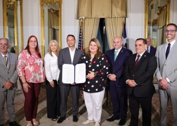 GOBERNADORA FIRMA CONVENIO DE TRANSFERENCIA QUE LE DARÁ A AGUADILLA SU PRIMERA OFICINA DE PERMISOS