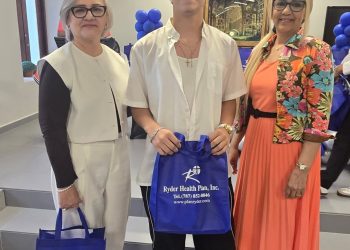 Hospital Ryder entrega uniformes al equipo de la Doble A Juvenil de Humacao y reafirma su compromiso con el deporte y la juventud