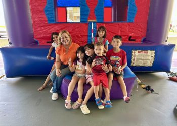 Alcaldesa de Morovis lleva servicios, alegría y diversión al Residencial Tomás Sorolla