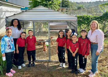 Alcaldesa Carmen Maldonado apoya proyecto agrícola en escuela de Morovis
