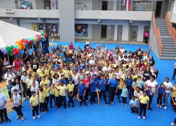 Vivienda y AVP reciben estudiantes en su primer día de clases
