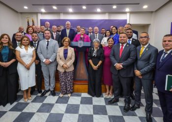 Gobernadora y Conferencia Legislativa discuten agenda de la nueva sesión