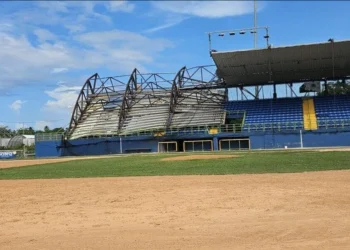 Se desprende parcialmente el techo del estadio de béisbol de Camuy