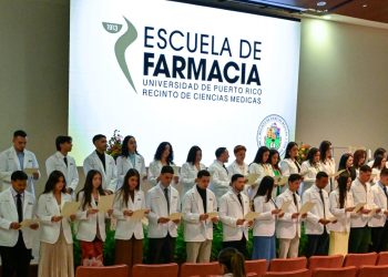 ESTRENAN SUS BATAS BLANCAS LOS ESTUDIANTES DE FARMACIA DEL RCM