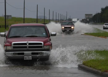 Elevado riesgo de inundaciones por paso de onda tropical este miércoles