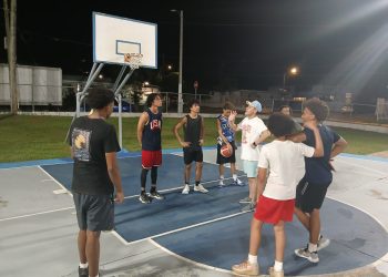 Comunidades de Highland Park y Los Peñas celebran clínica de baloncesto para niños y jóvenes