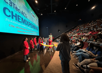 Niños y jóvenes participan de aventura explosiva de química interactiva para inspirar a la próxima generación de científicos en Puerto Rico