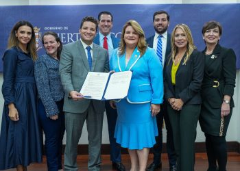 Gobernadora y Amazon Web Services acuerdan acceso gratuito a capacitación tecnológica