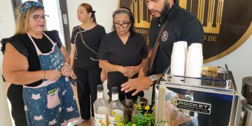 Participantes del curso de barista presentan degustación de café y arte latte