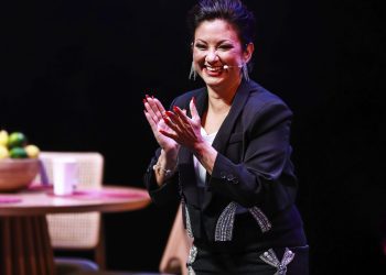 Entre risas y reflexión, Ivelissa Ríos conquista al público con su debut en “40 Plus”