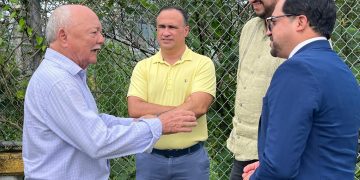 Papo Alejandro recibe en Juncos al Secretario del DTOP