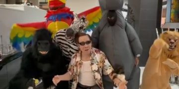 Sorprende en Halloween disfrazado de Ace Ventura y anuncia nuevo álbum para el 28 de noviembre