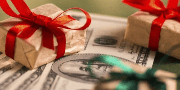 Alcalde de Río Grande entrega Bono de Navidad de $1,500 a sobre 451 empleados durante celebración de Acción de Gracias