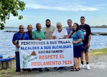 Pescadores protestan traición del ex secretario de Agricultura por decisión que los desalojará de la villa pesquera en Ceiba