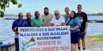 Pescadores protestan traición del ex secretario de Agricultura por decisión que los desalojará de la villa pesquera en Ceiba