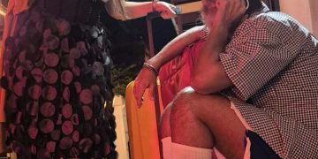 Anamín Santiago y Javier Rivera Pastrana llevan al teatro la tradición de las maletas en Nochevieja