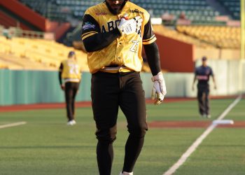 Santurce domina a Carolina en el día de Roberto Clemente